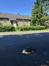 Schlagloch im Bürgersteig vor KVB-Bus-Haltestelle Birkenweg in öhenhaus am 20.06.2025
