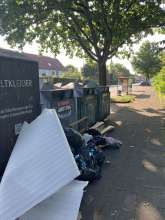 Wilder Müll vor Abfall-Containern am Höhnhauser Thuleweg Nähe KVB-Haltestelle