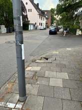 Ecke Hölderlin- Bernhardstr. in Bayenthal Bürgersteig abgesackt