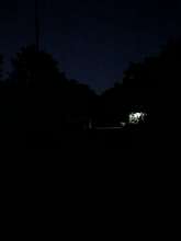 Foto von der Straße, komplett dunkel.  Anliegen vom *2025-07-02 00:10:23