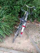 2 Schrottfahrräder Fahrradständer vor Friedensstr. 110