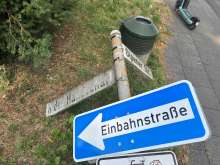 Das Strassen Schild an der Olpener Str Einfahrt Handschaft ist Umgekippt (Rost am Boden )