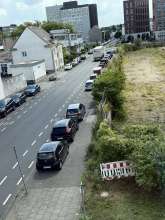Zugewachsener Gehweg