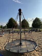 Drehbares Kletterkarussell auf dem Spielplatz hinter den Köln Arcaden