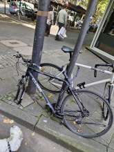 Scjrottfahrrad ecke palmstr am strassenschild pfahlBild zu gemeldetem Anliegen vom *2025-08-07 09:28:19