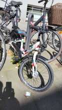 Schrottreifes Kinderrad blockiert seit Monaten den Fahrradständer