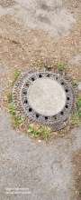 rechts und links von dem Kanaldeckel sind Gullies *2025-08-04 10:44:10