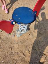 Hier sind 3 Schaukelpferde, alle 3 stehen weit über dem Sand, sodass der Fuß der Geräte hoch steht. Kinder können sich hieran Verletzen!