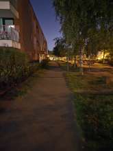 Die komplette Beleuchtung auf dem Weg Hopfenstr 70-76 ist außer Betrieb. Fünf Lampen in Folge leuchten nicht. Das Bild spiegelt nicht die komplette Dunkelheit des Weges wieder. Es ist komplett finster dort.