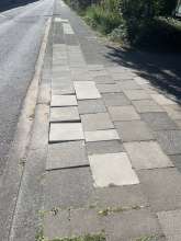Die Gehwegplatten sind lose und stellen eine Stolpergefahr dar. Anliegen vom *2025-08-18 15:36:07
