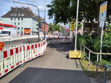 Bild der Straßenbaustelle. Der Radweg führt in die Absperrung, ohne irgendeine Beschilderung, wie es für Radfahrende ab hier weitergehen soll.