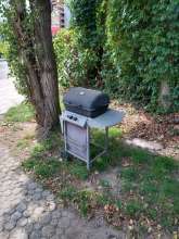 Alter Elektrogrill am Zugang zur Friedensstr.  114/114a