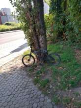 Schrottfahrrad am Zugang zur Friedensstr. 114/114a