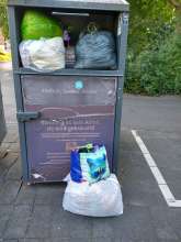 Voller Altkleidercontainer Friedensstr., Porz-Urbach