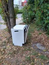 Geschirrspüler am Zugang zur Friedensstr. 114/114a