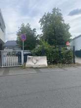Grosse Matratze auf dem Gehweg zwischen Parkplatz Haus 1 und Haus 9