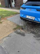 Beschäftiger, aufgeschütteter Gehweg