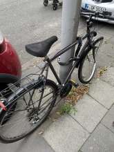Das Fahrrad wurde von mir vor ein paar Monaten schonmal gemeldet. Bisher ist nichts passiert. Das Fahrrad ist nicht funktionsfähig und ist seid Anfang des Jahres an der Laterne abgestellt worden.