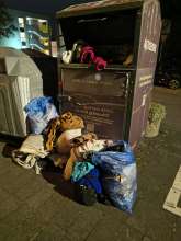 (übervoller) Altkleidercontainer Friedensstr./Ecke Tiergartenstr. 1