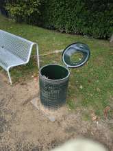 Einer der 4 Müllbehälter ohne Plastiksack 