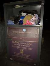 Voller Altkleidercontainer Friedensstr./Ecke Tiergartenstr. 1
