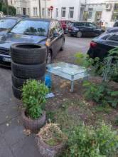 Sperrmüll wurde zu alter Kleidung dazugestellt.