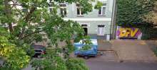 Moped und Anhänger blockieren zwei Parkplätze für den dort Wohnenden