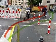 Zu kurze Bordsteinrampe am Fahrradweg