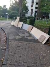Sperrmüll auf dem Gehweg im Wendehammer Friedensstr. 112/112A