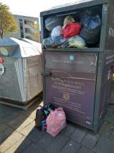 Voller Altkleidercontainer Friedensstr./Ecke Tiergartenstr. 1