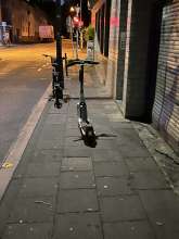 Gehweg blockiert vom *2025-09-23 06:32:11