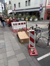 Großer Pappkarton auf dem Fahrradabstellplatz vor der Hausnummer 47 in der Pfalzstraße.