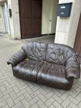 Dieses Sofa steht mitten auf dem Gehweg.