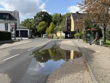 Wasserrückstau an einem Gully seit dem Starkregen am 08.09.25