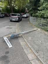 Verkehrsschild umgefallen , Fusspunkt korrodiert
