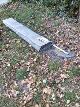 Ein Teppich und eine Metallstange am Zugang zur Friedensstr. 114/114a