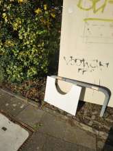 Spanplatte hinter Kleidercontainer SOK Markt Friedensstr. 116