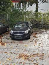Bild zu gemeldetem Anliegen vom *2025-10-04 12:27:25 Fahrzeug ohne gültiges Kennzeichen parkt auf zwei Parkbuchten 