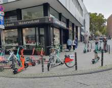 Bildchaos auf dem Gehweg durch wild hingeschmissene Scooter + Fahrräder zu gemeldetem Anliegen vom *2025-10-08 12:28:51