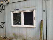 Aufgebrochene Fenster an Schulcontainern *2025-10-12 09:32:16