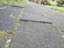 Zwei Gehwegplatten