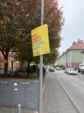 Wahlplakat vor dem Haus Koburger Str. 15