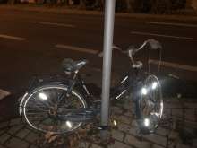 Schrottfahrrad schräg vor Parkgûrtel 16