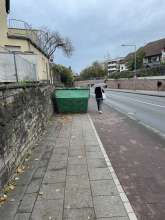 Container steht auf Gehweg