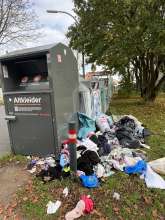 Bild zu gemeldetem AnliegenMüll liegt seit mehreren Tagen, täglich zunehmend.  vom *2025-10-18 09:28:23