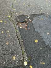 Loch in der Straße Anliegen vom *2025-10-10 12:36:35