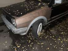 Auto mit plattem Reifen. Bereits seit zwei Wochen.  Kennzeichen K TW 252