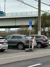 Bitte diese unnötigen Schilder wegräumen, sie versperren Parkplätze die dringend benötigt werden! Bild zu gemeldetem Anliegen vom *2025-10-22 12:27:53