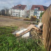 BBauschutt auf dem Park und Spielplatzgelände. Hinter Leonorenweg 28ild zu gemeldetem Anliegen vom *2025-11-18 09:29:30