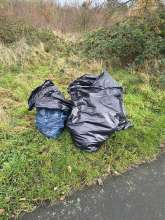 Drei Müllsäcke zw. Hermann-Löns-Str. 55 und Mühlenweg 60, linke Seite 